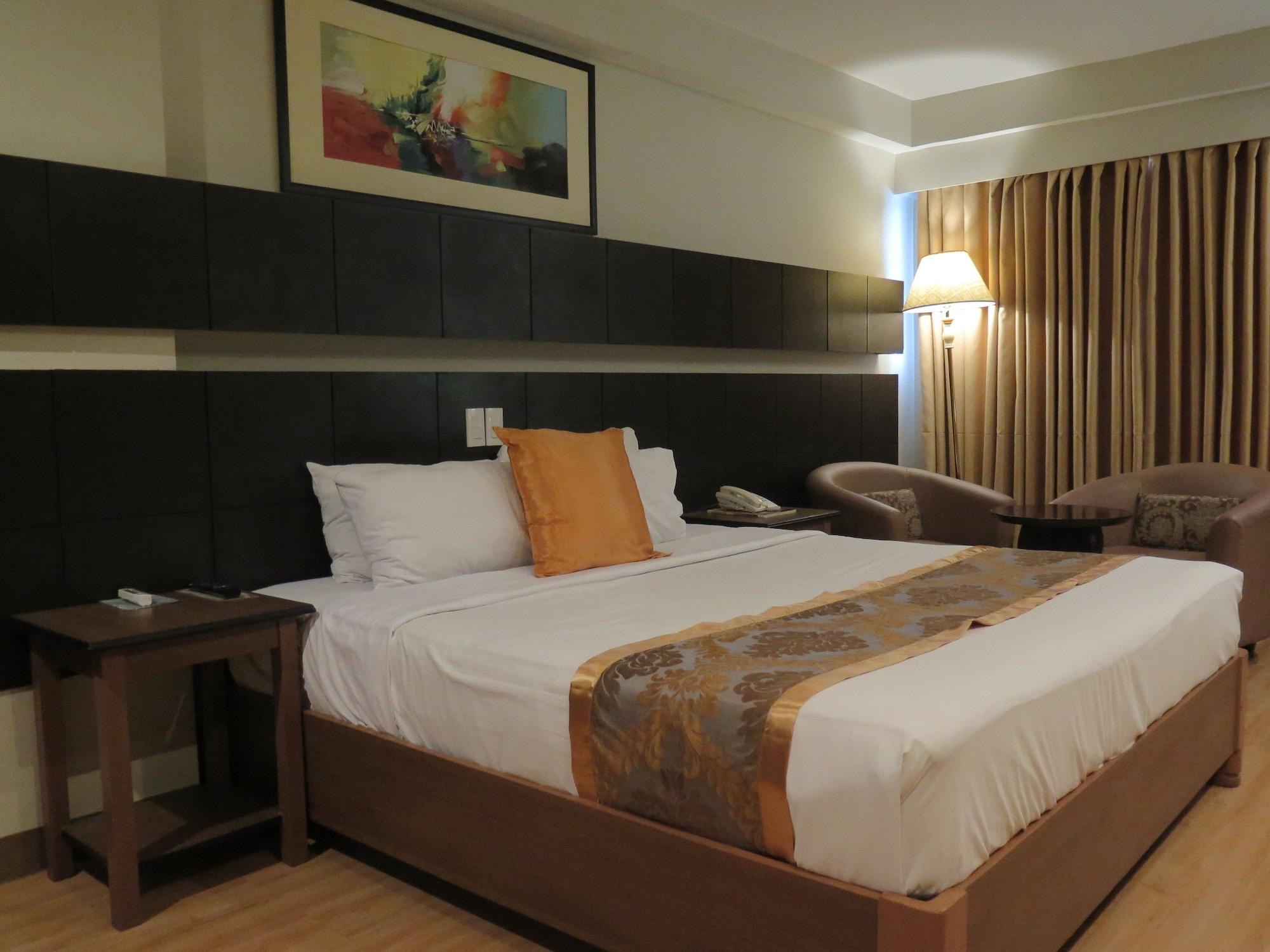 The Pinnacle Hotel And Suites Davao Exterior photo