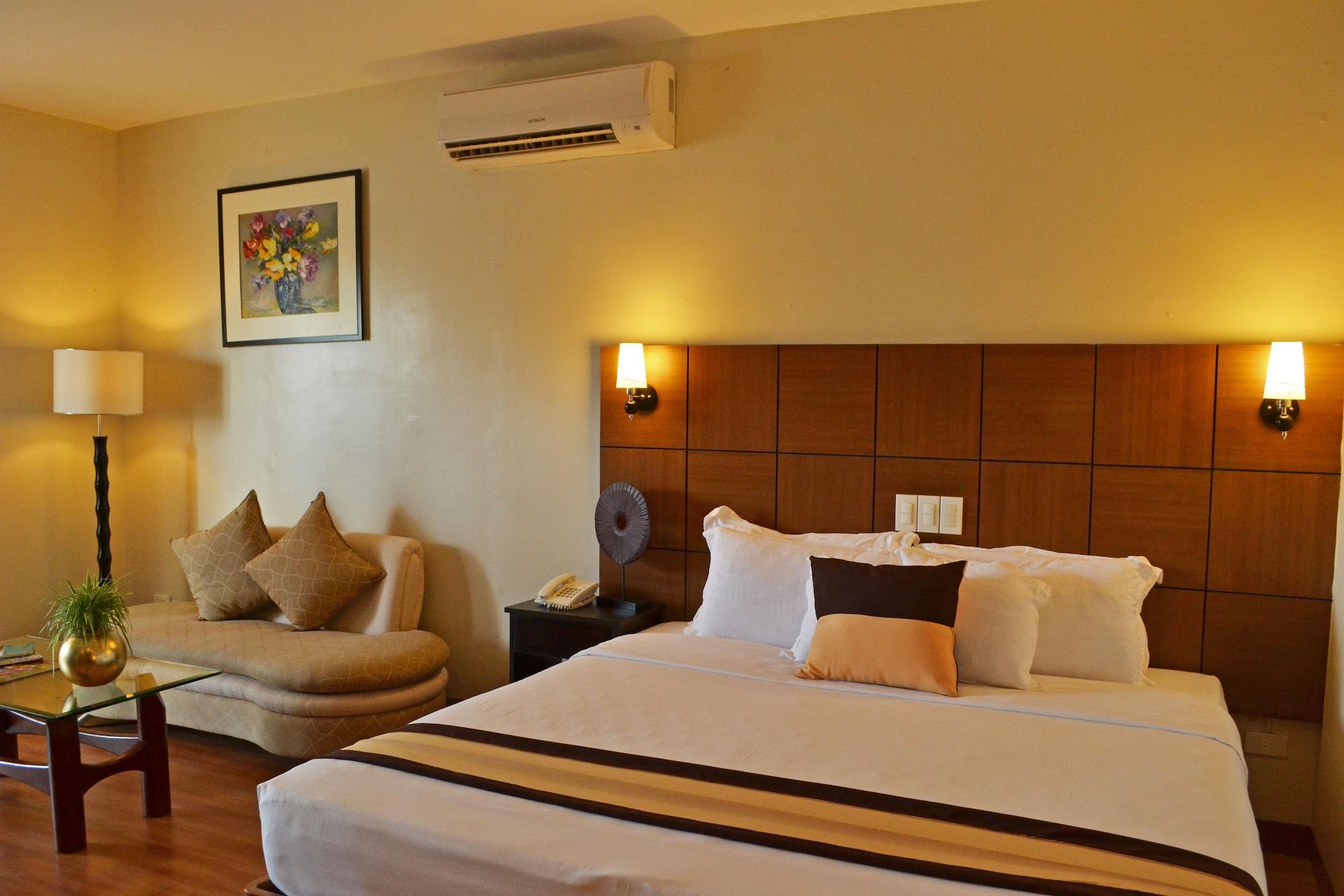 The Pinnacle Hotel And Suites Davao Exterior photo