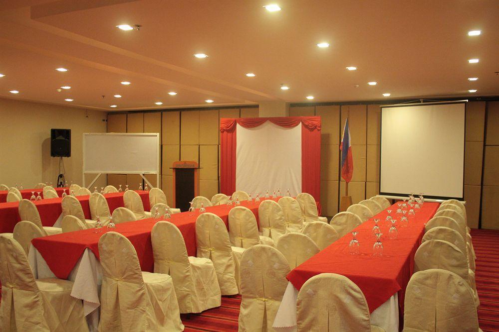The Pinnacle Hotel And Suites Davao Exterior photo