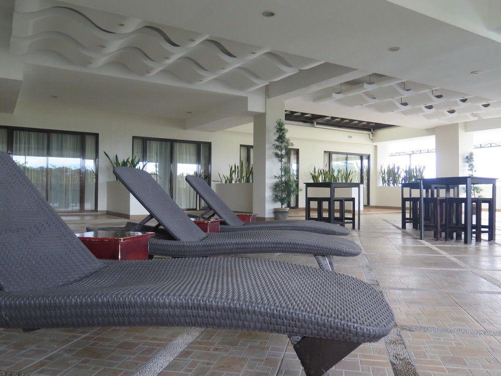 The Pinnacle Hotel And Suites Davao Exterior photo