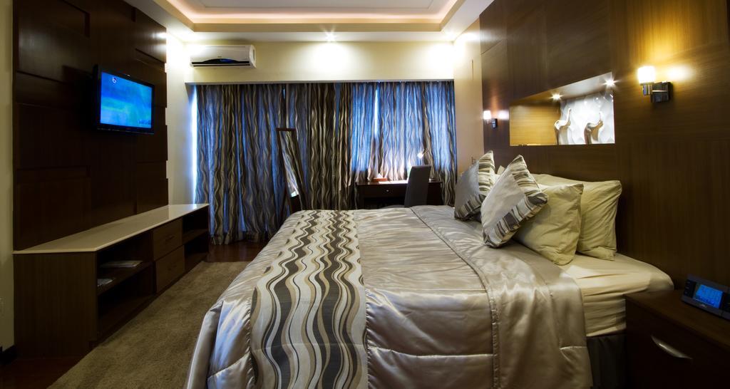 The Pinnacle Hotel And Suites Davao Exterior photo
