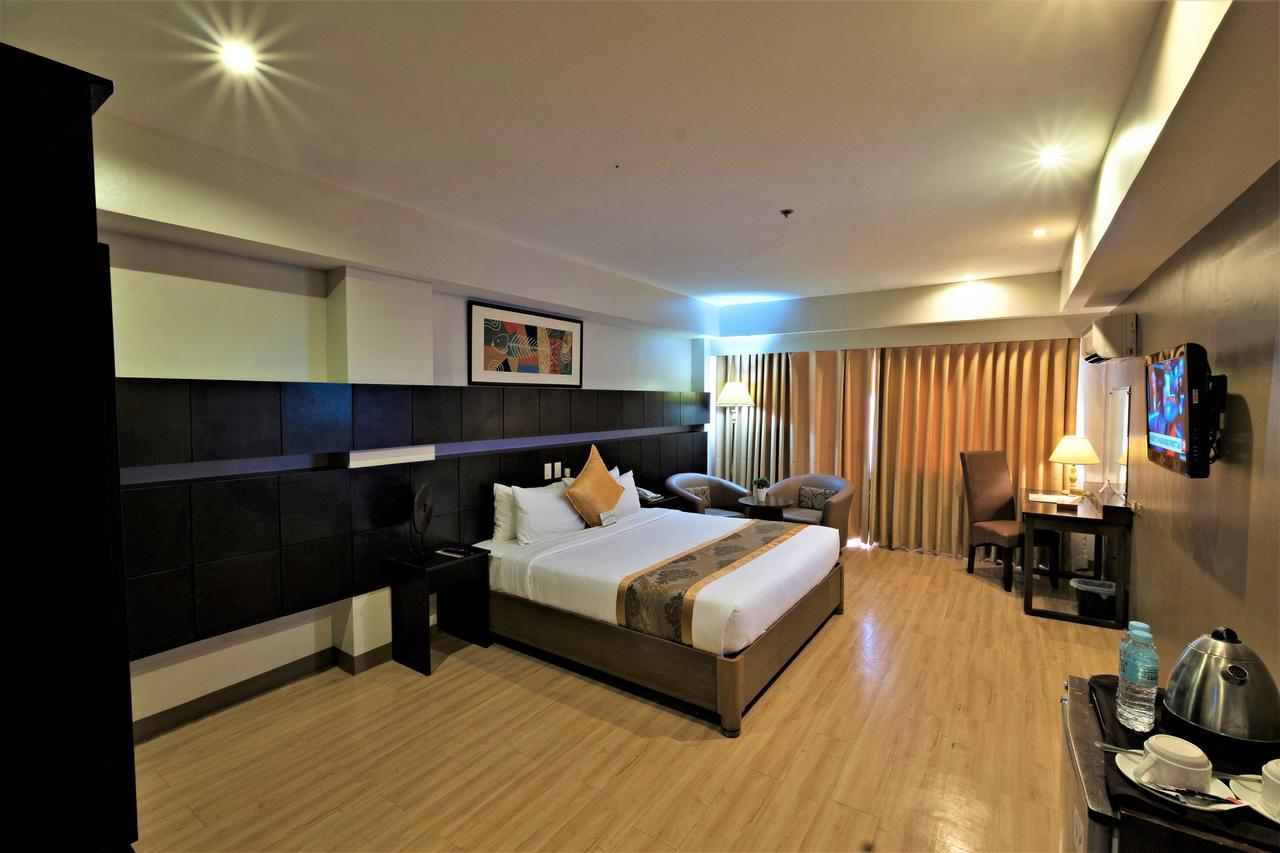 The Pinnacle Hotel And Suites Davao Exterior photo