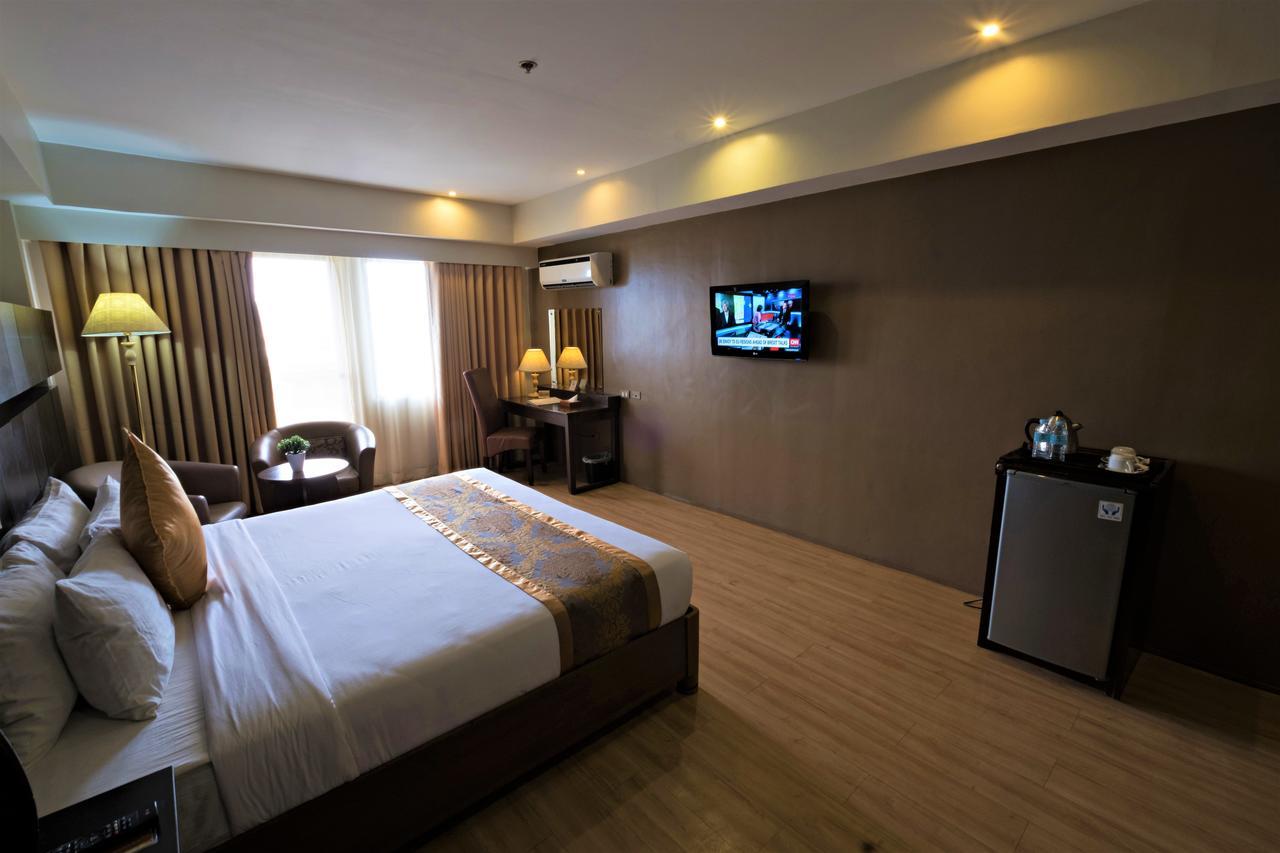 The Pinnacle Hotel And Suites Davao Exterior photo