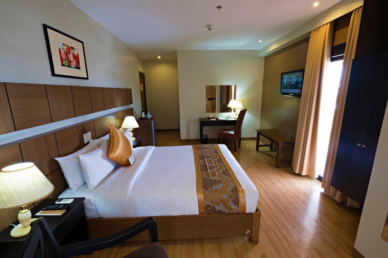 The Pinnacle Hotel And Suites Davao Exterior photo