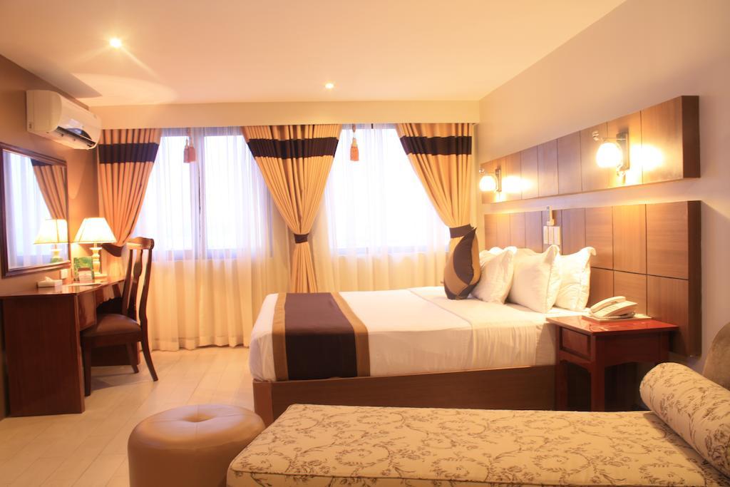 The Pinnacle Hotel And Suites Davao Exterior photo